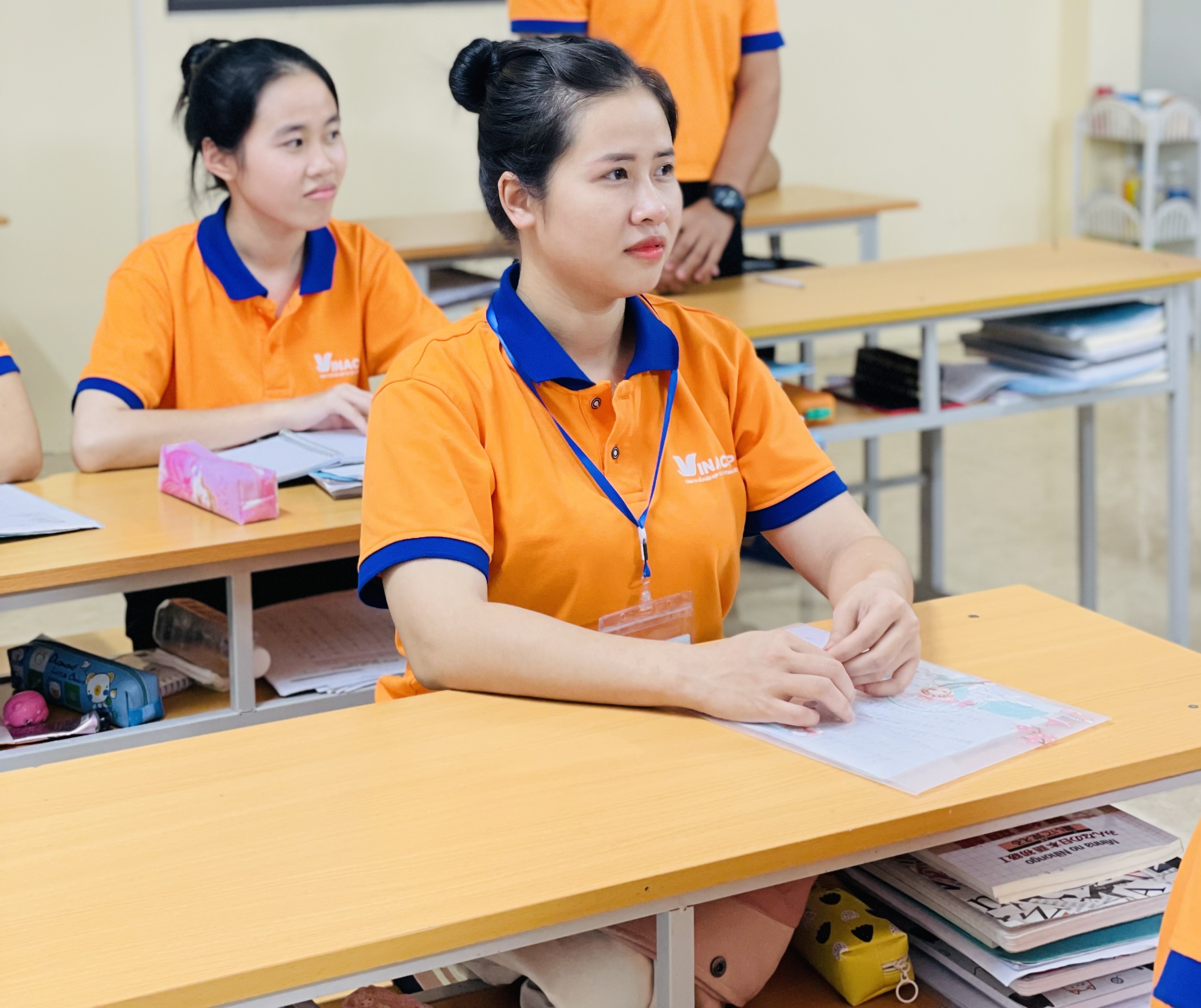 Học viên chăm chú trong giờ học viết tiếng Nhật tại Vinacoop